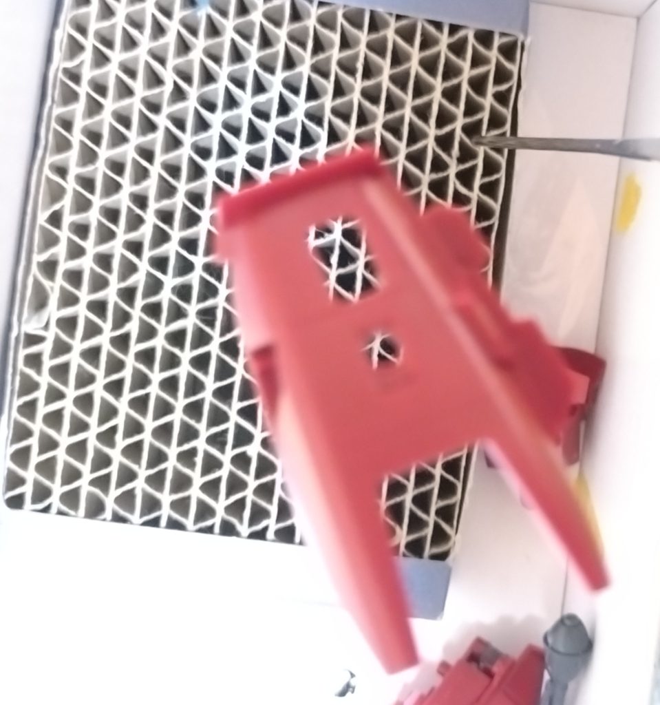 サイコザクの左右の姿勢制御バーニアにピンバイスで穴をあけ、ケンプファーのシュツルム・ファウストを移植し、火力🆙を図りました。（画像が粗い(zaku-kao4)）