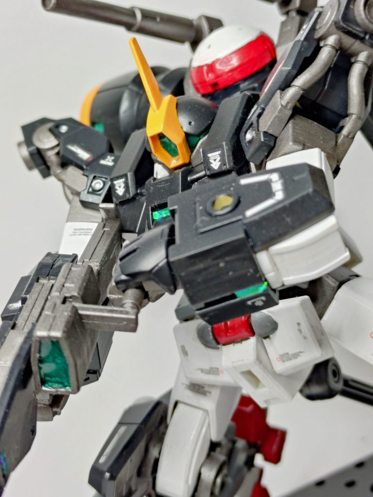 ビームライフルプラスガンメタルとマットブラックで塗り分け。センサー部はメタリックグリーンの上にUVレジンでコーティングしてます。
