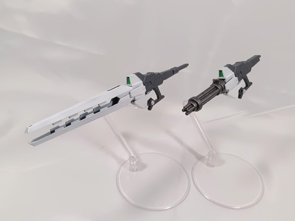 レールガン側には、原作参考に後ろのパーツ付けてます。ホッスクと対戦するときですね、正確な武装はガンベ限定のHI-νヴレイブに付いてたかな。