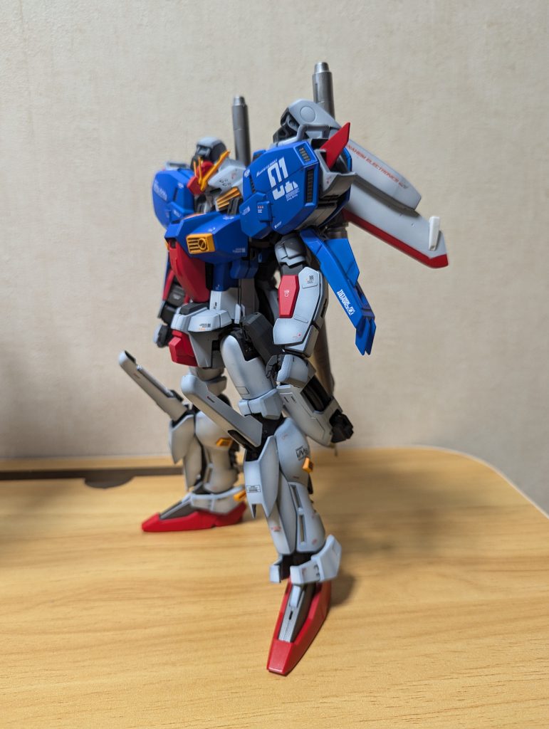 やっぱりスタンド無しで自立する方がいいですね。EX−Sよりも背中は軽いけど、関節の構造が古いからシッカリ立たすのも一苦労。足首の関節が自立させるには、イマイチな構造です。