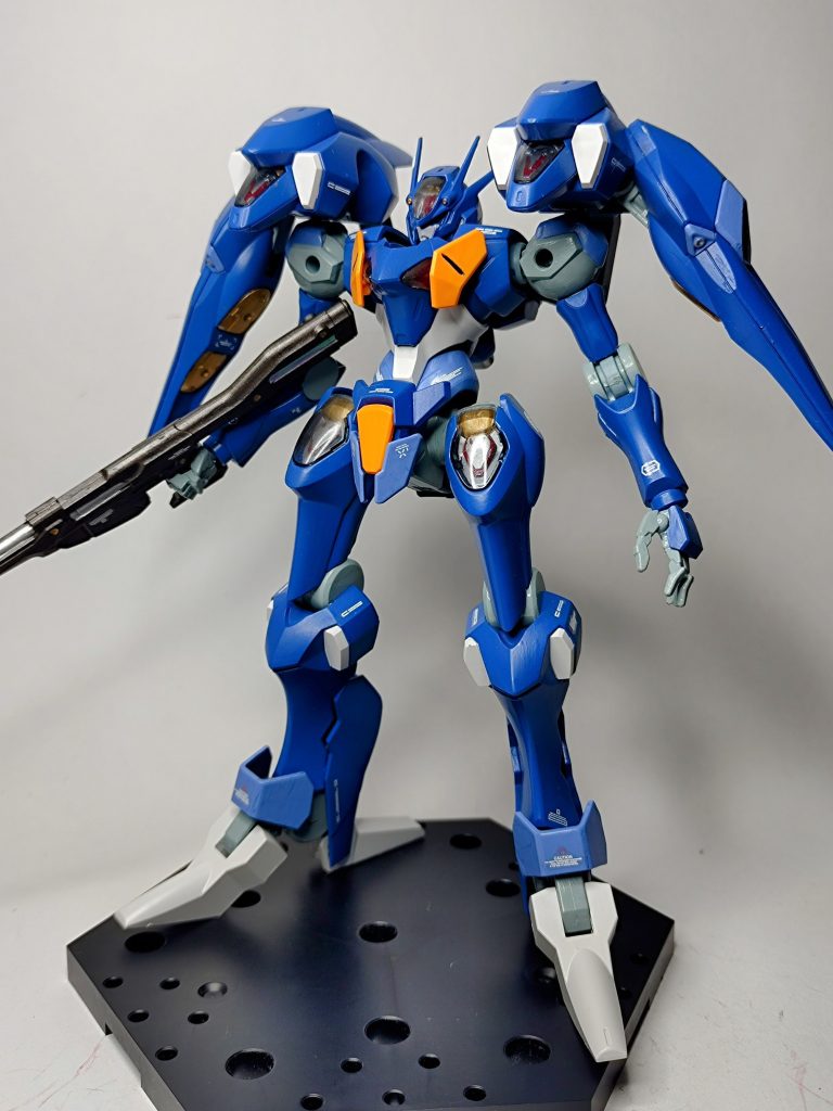 正面（ブラストブースターあり）ホワイトは成形色です。大型スラスター『ブラストブースター』のおかげでかなり特徴的なシルエットをしてます。