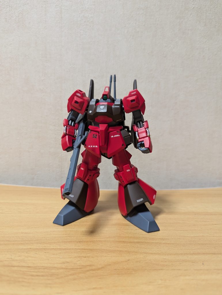 後ろのスカートが接着してあったので、一度剥がして塗装したあとに接着しました。中古の素組みはこういう時にガッカリするも、じゃあどうするかを考えるのも楽しくて仕方ない。