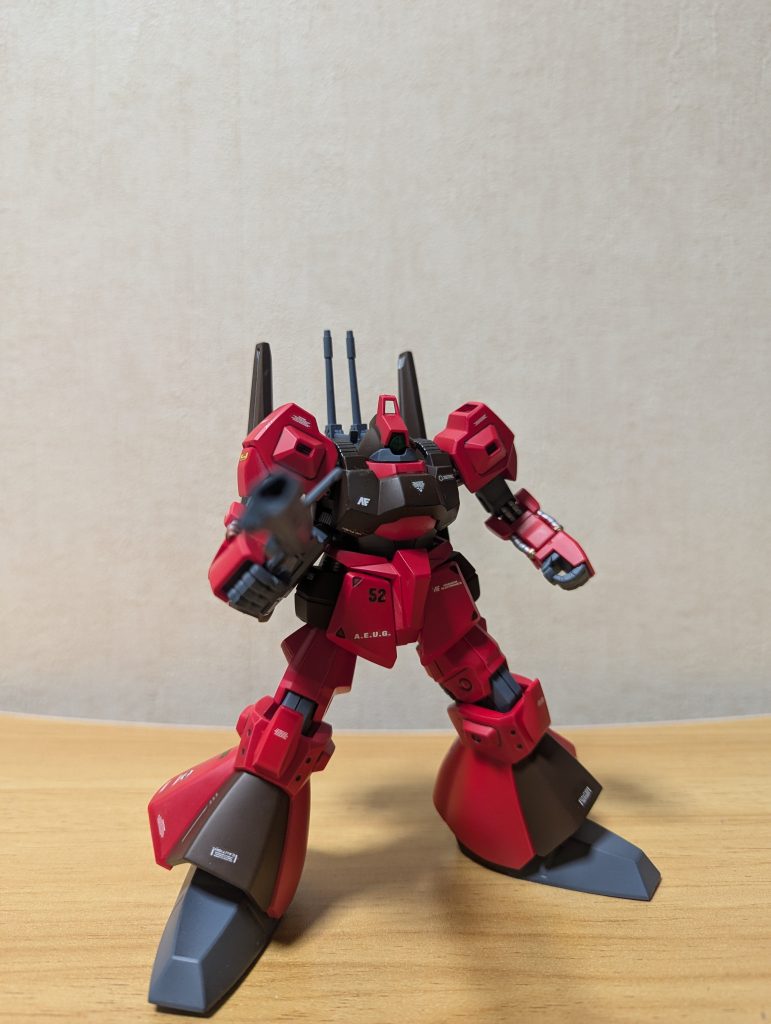 ガキの頃、シャアがこれに乗って出てきたときは、『コレジャナイ』感を感じて好きになれなかったけど、今見るといいですね。