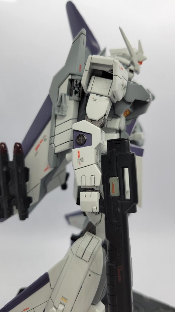 使わないシールドマウント用の穴は埋めましたヤスリがけの邪魔になるディテールは消してからプラ板や市販パーツをつけ直しました