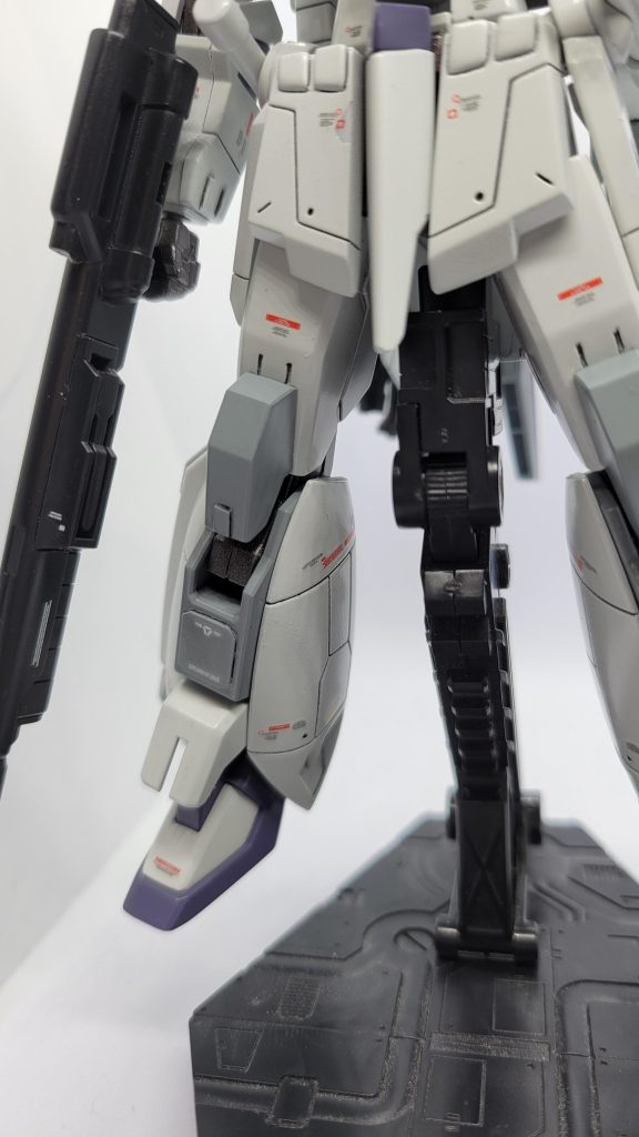 スジボリやプラ板を張り付けて少しディテールアップしました