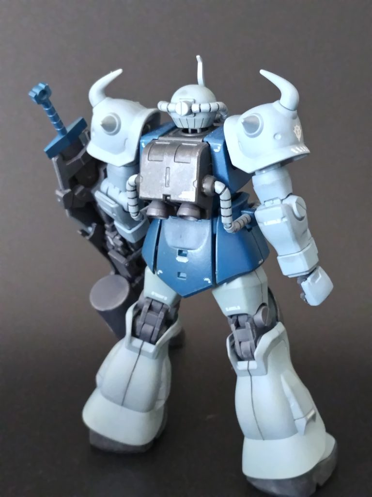 正面&バック。劇中の泥臭い雰囲気を出すべく足回り中心にウェザリングをしていますが薄めに纏めてしまった印象。薄い色同士の組み合わせがまずかった?メリハリの付け方は勉強しなきゃですね。デカールはMGを参考に貼っています。