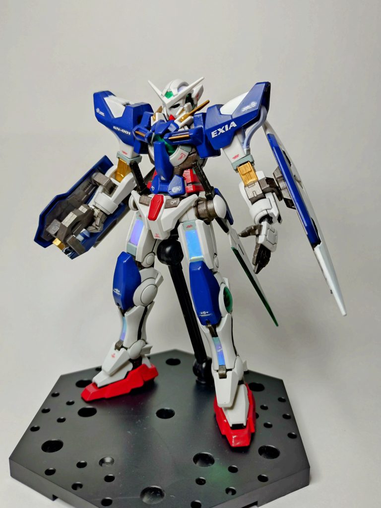 正面(武装あり)レーシングブルーが上手く発色しなかったためティターンズブルーでシックに仕上げてます。デカールは00シリーズのものを使用しました。