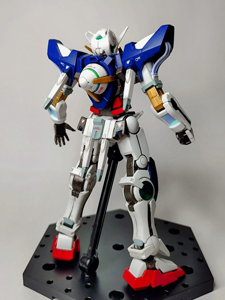 背面(武装なし)GNドライブはホルダー部分をグレーからゴールドに変えることで全体のバランスを撮りました。