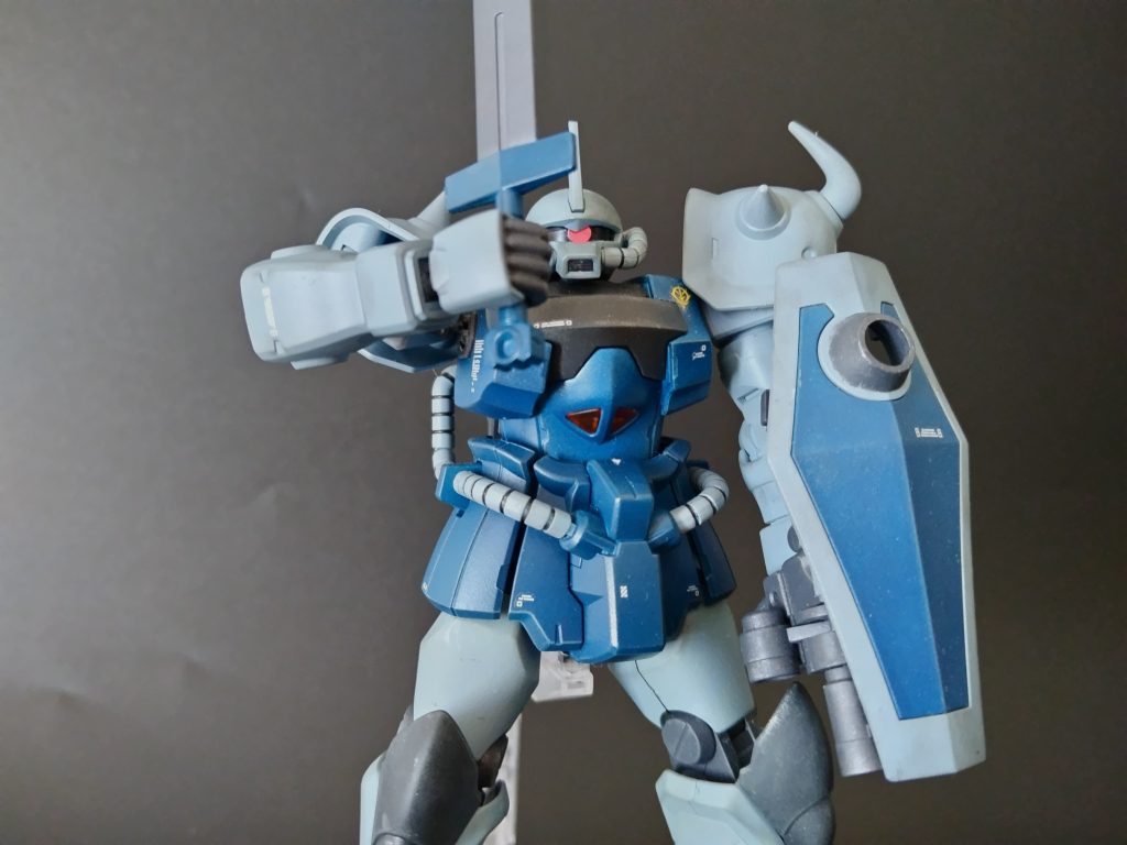 信号弾射出。ポーズ決めにあたって劇中を見直したのですが短時間の間に結構な数の印象的なアクションしてますね。