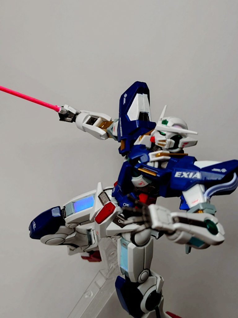 ビームサーベル最近のキットに作り慣れてしまったので、ビーム部分が別パーツではなく一体成型なことにビックリしました。