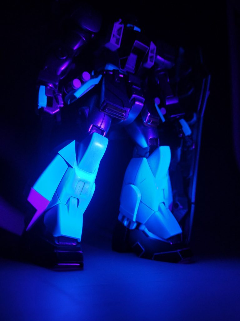 ブラックライトで光ります