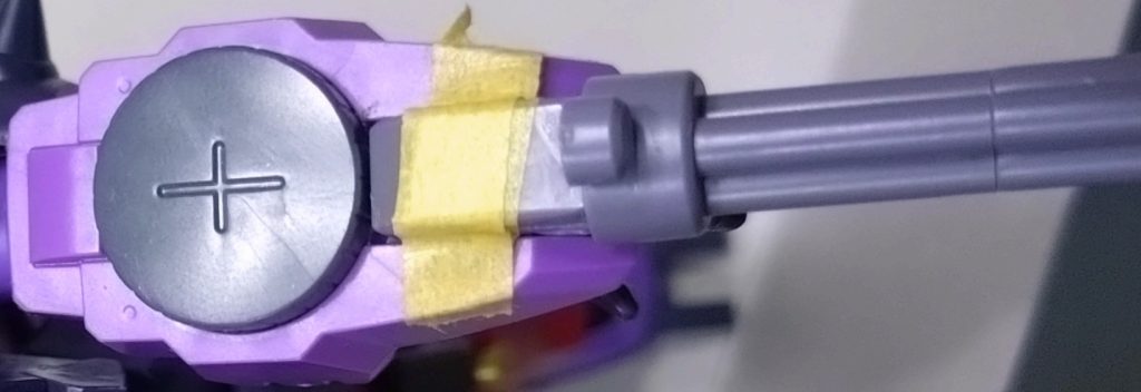 左腕のマシンガンを取り払い、Rギャギャのガトリングをハマるように加工し、移植しました。（ザク・マシンガンのドラムマガジンでガトリングに銃弾を装填できるかは謎）