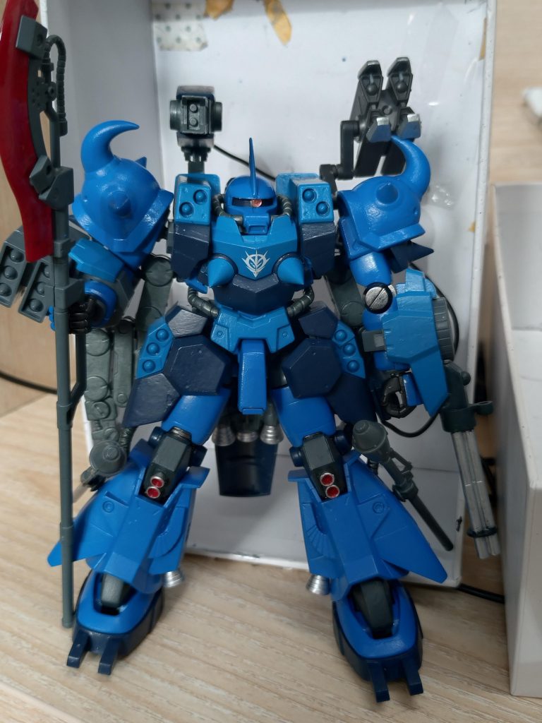 とりあえず武器を持たせて仁王立ち、ちょっと動かすだけで手が取れるため大変でした。(zaku-kao4)