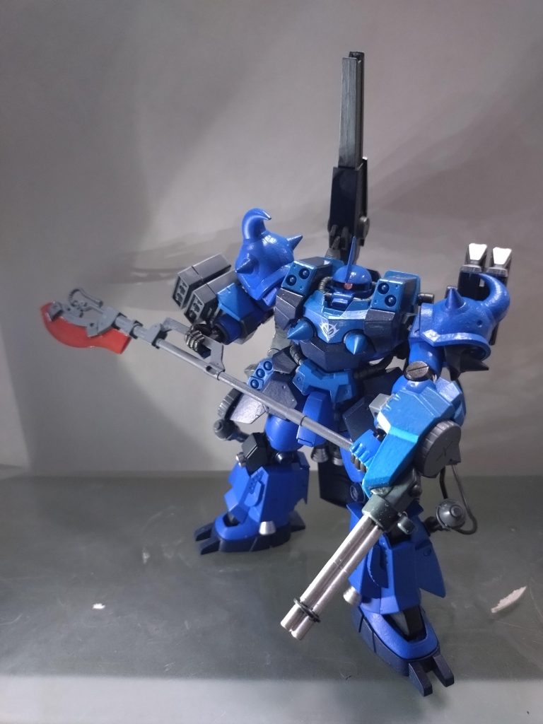 デッドエンドＧＨを振りかぶった感じなポーズ、左腕のガトリングが干渉するためポーズがとりにくいです。(zaku-kao4)