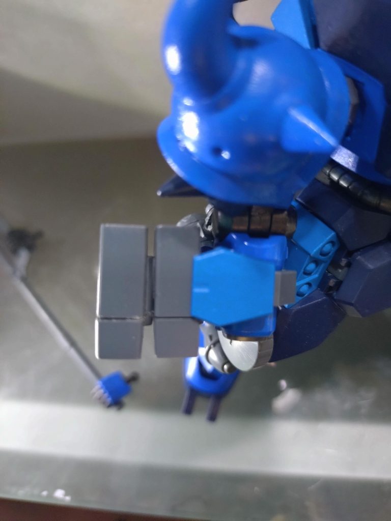 肩のシールドを撤去してショルダーアーマーに変更した関係で、ミサイルポッドが一つ減り、火力がダウンしてしまうため、腕に付いているミサイルポッドと合体させ、火力を維持しました。