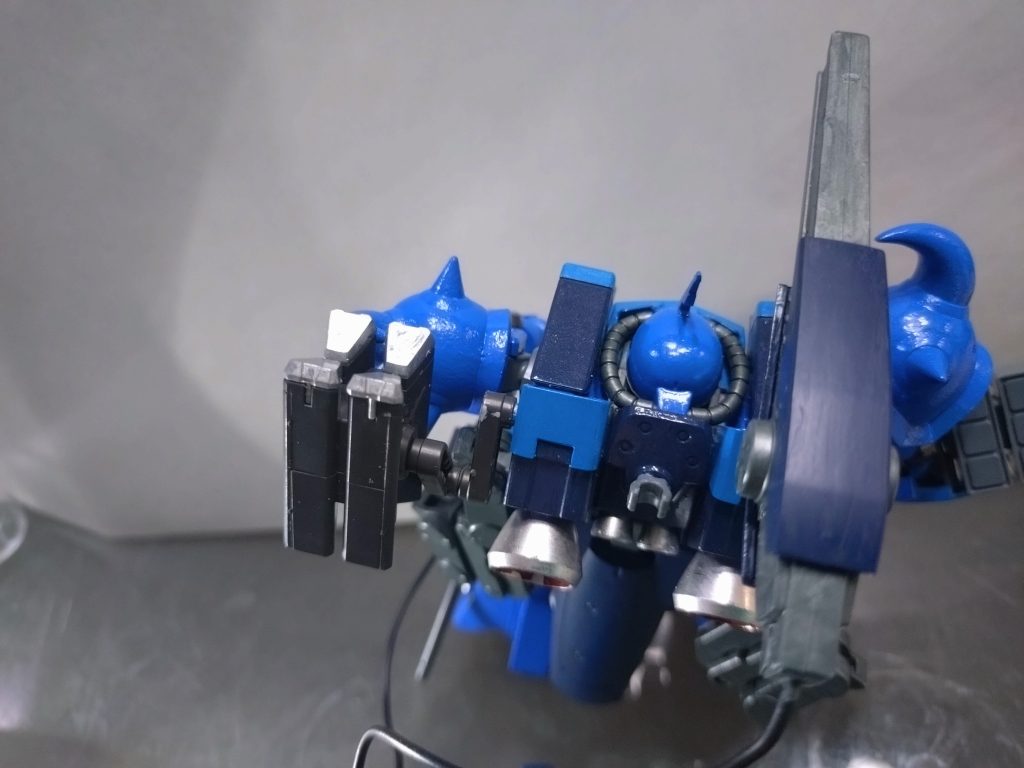 バックパックの右にフルアーマーガンダムTBのビームキヤノンを移植し、左にはザウォートヘビィのミサイルを移植して火力アップ。さすがに魔改造をしたザクでも出力が足りなくてビームキヤノンを撃てそうにないので、ビームキヤノンの後ろにピンバイスで穴をあけ、リード線を通し、フルアーマーガンダムTBのサイドスカートを加工してガンダム四号機のサブジェネレーターのようなものを作成しました。これなら何とかビームキヤノンを撃てそう( ´ー｀)ﾌｩｰ．．．後、ついでにサブアームも改造。ただし、あまり保持力がないため、台座なしでは武器をまともに持てない。