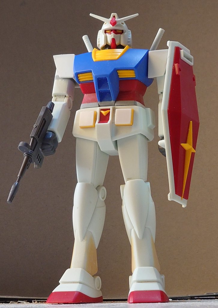 塗装前古いイラストを参考にプラ板で腹部の延長裾をパテで太く肩アーマーのなで肩をプラ板を貼って矯正腰の黄色い部分にプラ板をはって大型化八の字になるよう股関節、左膝関節を調整