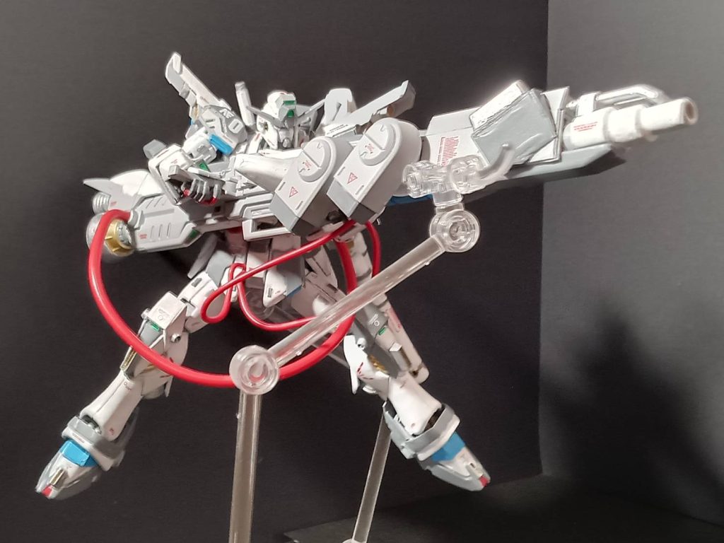 ガンマッドとの決戦ベルガ・バルスのガンマッドが、レイに狙いを定めて接近する。ガンマッド：「哀れなものだな…仲間を失って、何を守れると言うのか？」レイ：「見せてやるよ！こいつの本当の力を！！」レイはネオ・サイコミュの干渉を最大限まで引き上げる。G-B.R.D.を最大出力で構えた。上部排気ダクトからは濛々と白煙が立ち込める。素早い動きのガンマッドの機体の一瞬の隙をとらえ致命的な一撃を加える。ガンマッド：「くっ…味なマネをしてくれる！！引き上げる！」大破したベルガ・バルスは撤退を余儀なくされ、ガンマッドは苦々しい表情を浮かべつつ、残存するデナン・ゲーを従えて撤退していった。レイはその後を追うこともできず、破損したドライグを試験場へと帰還させる。 レイ：「ハンス…君の犠牲を無駄にはしない…絶対に」レイは崩れ落ちそうな気持ちを奮い立たせ、ドライグのコクピットで一人、亡き同僚を悼む