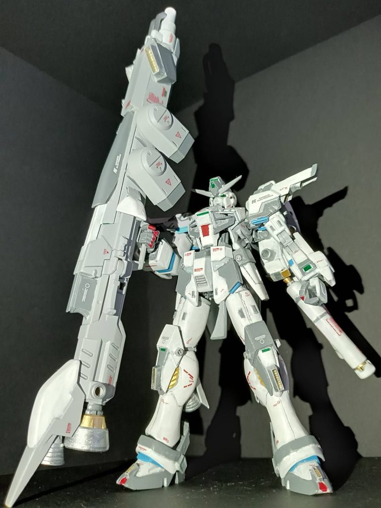 エピローグ戦闘後、クラリッサが駆け寄り、彼を励ます。クラリッサ：「ハンスの犠牲は決して無駄にはならない。必ず完成させてみせる。、、、こんな辛い思いはもうごめんよ」レイ：「クラリー…頼むよ。これ以上、仲間を失いたくないんだ…」レイのその目はどこかうつろだった。この日の戦闘データはその後AE社の技術チームによって解析され、シークレットフォーミュラ計画は終盤を迎えた。亡きハンスのミドルネームが取られ、のちに完成する新型機には「ネオガンダム」と命名されAE社の全コンセプトが導入された最高の機体が出来上がった。だが、また雪辱の日々の始まりなのかもしれない、、、。 最後まで見てくださりありがとうございました。是非コメントいただけるとうれしいです！以下、その他ショット