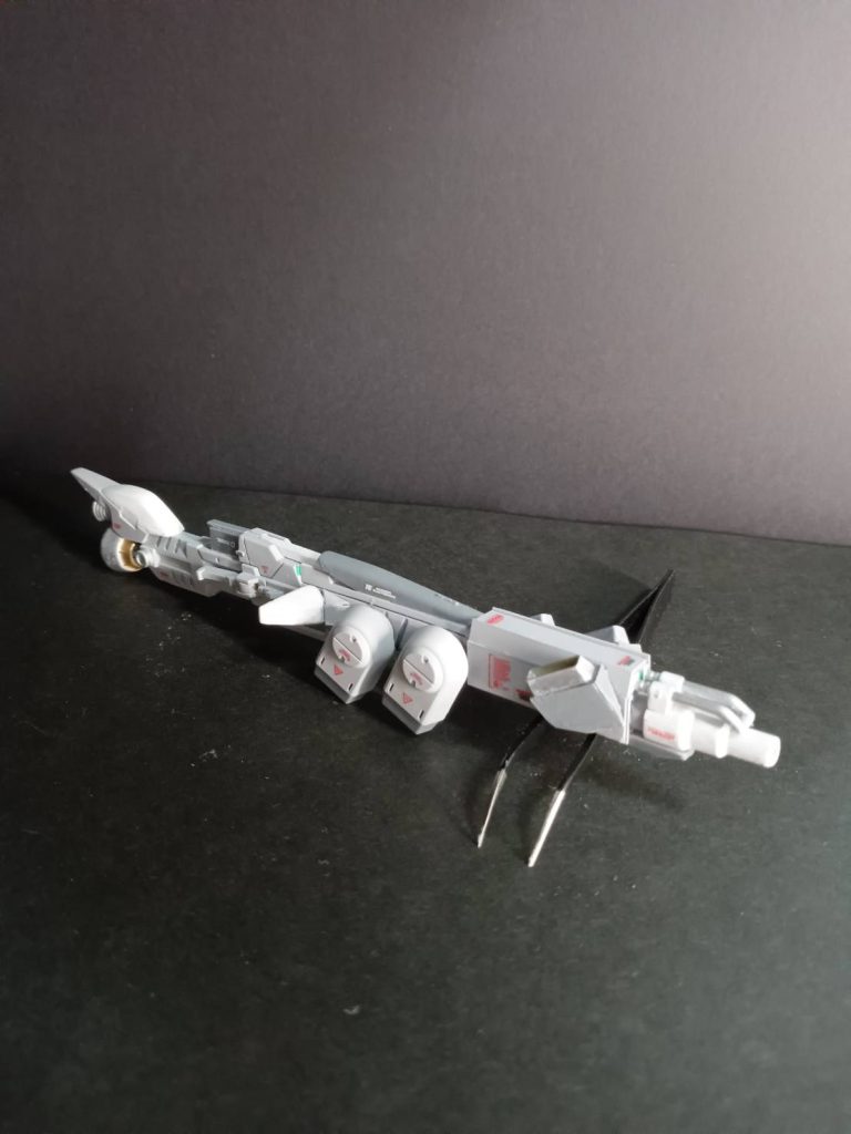 G-B.R.D.試作型　AE社が新たに開発した遠距離射撃兵装で、外部ジェネレーターとコンデンサーが必要となるため取り扱いにくく、性能も不安定だが、試験機の中では最大の火力を誇る。ネオ・サイコミュとの併用により、新技術の有効性を確かめる目的で搭載された。