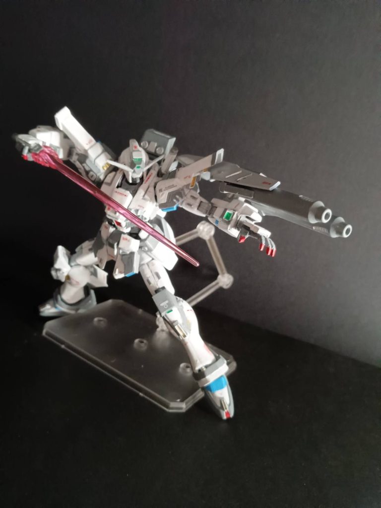 クロスボーンの襲撃とG-B.R.D.の導入突然の襲撃にハンスは実弾装備に変更したハーディガンで応戦し、ベルガ・バルスと交戦する。しかし、敵は非常に強力で、ハンスは防戦一方となり、必死にレイの援護を試みるも次第に追い詰められていく。クラリッサ：「レイ、急いで！G-B.R.D．を換装して！迎え撃つのよ！」レイは指示に従い、ドライグにG-B.R.D.を換装するも発砲までは時間を要する。ハンス：「レイ…すまない…これ以上は…」ハンスの声が途切れ、次の瞬間、ハーディガンがベルガ・バルスの猛攻を受けて撃破される。爆発の炎がハンスの機体を飲み込んだ。ガンマッド：「たやすい。大人しくその新型を渡してもらおうか！」