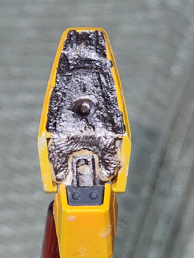 足裏。アーマーシュナイダー飛び出し口を追加。足裏でアーマーシュナイダーや角型のビームサーベルを保持出来る様に。クロスボーンのヒートダガーイメージです。