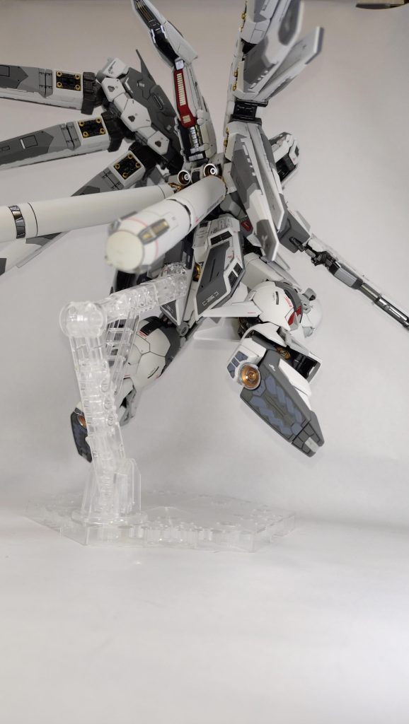 関節、バーニア、足裏 塗り分けてみました。RGはパーツ分割が細かいので塗り分け自体はしやすいですね。老眼殺しですが(笑)