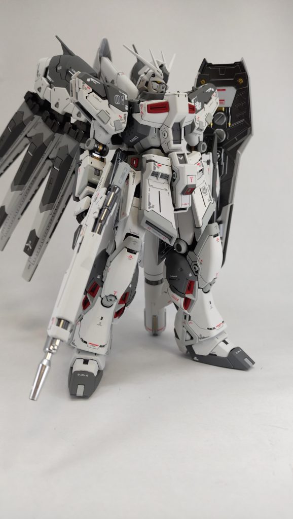 設定色があまりピンとこないので思い切って色変更してみました。ガイアのニュートラルグレー1〜4を使ってます。赤は何やら色々混ぜて朱色っぽくしてます。もうちょっとオレンジ寄りの方がいいかもですね。シールド裏がちょっとお気に入りです。改造はなしで、ちょっとだけスジボリ追加と、デカール追加くらいですね。