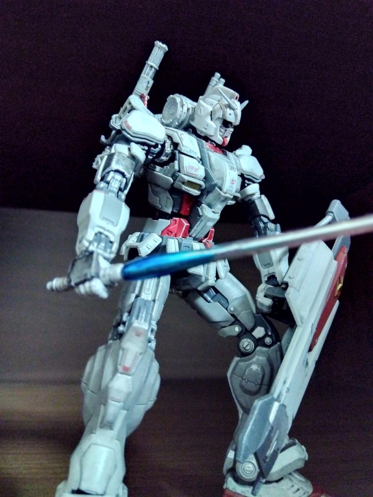 陸戦型と言う事で適度に汚しを入れてます。ルナチタニウムだと想定してキズはあまり入れないようにしました。手足が長く異形感のあるガンダムですが格好良くなったでしょうか。それでは今回も、御観覧ありがとうございました。