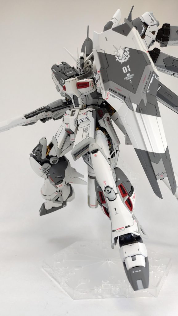 ふわっと立たせても絵になりますね!いいキット!動くし決まるし!背中が重いのがちょっと…ですが、プロペラントタンクのおかげで自立もできる!ここまで計算した長さのタンク?!しかし、絶望的にポージングセンスがないな…