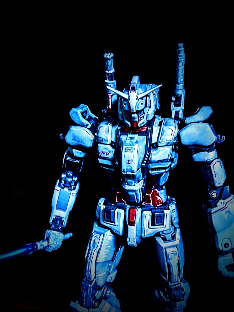 その分完成度は抜群に高いです。色分けもほぼ完璧。今回は腹のパーツを一部、赤に変更。マスク部分を劇中の恐怖感を表現する為に暗めに塗料しました。ビームサーベルも劇中の温度表現を再現してみました。