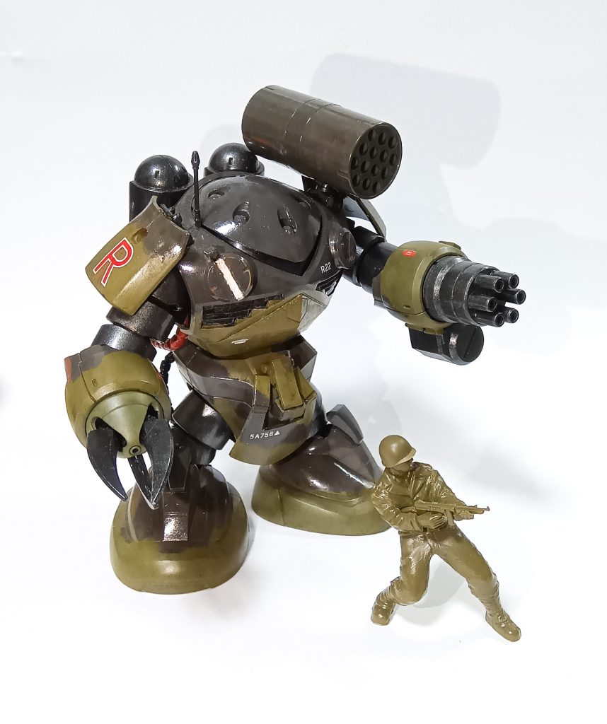 1/35の兵士と比較。パワードスーツとしては結構大きいかな？