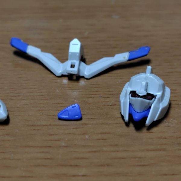 ガンダムフェイスを分解して目元を黒く塗ったら蓄光パウダー赤でツインアイを塗装。の（2枚目）