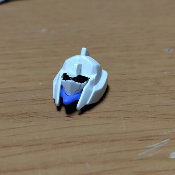 ガンダムフェイスを分解して目元を黒く塗ったら蓄光パウダー赤でツインアイを塗装。の（3枚目）