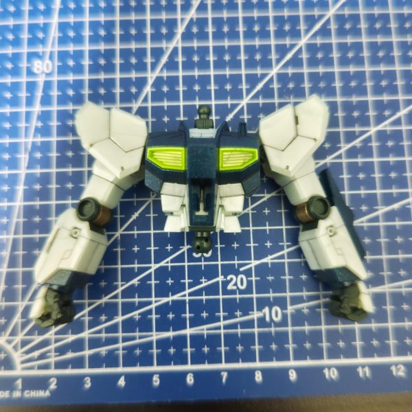 制作途中発光νガンダム発光ということで部分塗装とスジボリだけで作成しようとしましたがスジボリをこだわりはじめたら…時間がドロドロに溶けています(zaku-kao9)まだ上半身も完成できない状態これではチュチュ＆デミバーディングが作成がいつになるやら…（2枚目）