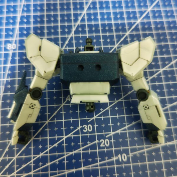 制作途中発光νガンダム発光ということで部分塗装とスジボリだけで作成しようとしましたがスジボリをこだわりはじめたら…時間がドロドロに溶けています(zaku-kao9)まだ上半身も完成できない状態これではチュチュ＆デミバーディングが作成がいつになるやら…（3枚目）