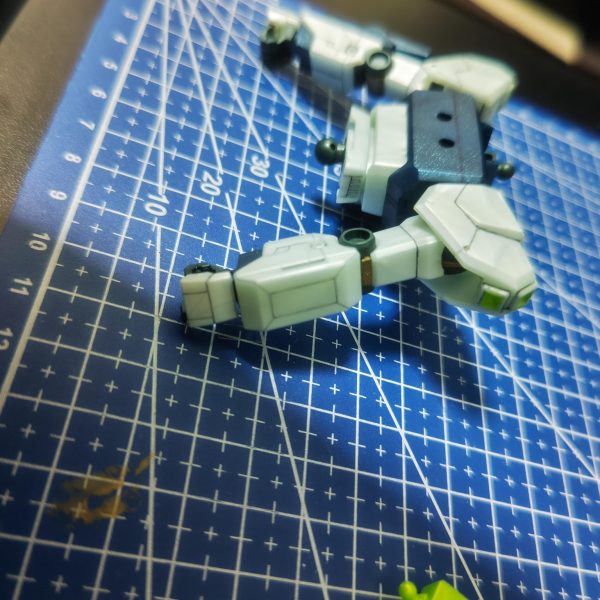 制作途中発光νガンダム発光ということで部分塗装とスジボリだけで作成しようとしましたがスジボリをこだわりはじめたら…時間がドロドロに溶けています(zaku-kao9)まだ上半身も完成できない状態これではチュチュ＆デミバーディングが作成がいつになるやら…（5枚目）