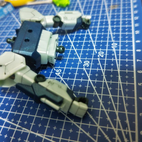 制作途中発光νガンダム発光ということで部分塗装とスジボリだけで作成しようとしましたがスジボリをこだわりはじめたら…時間がドロドロに溶けています(zaku-kao9)まだ上半身も完成できない状態これではチュチュ＆デミバーディングが作成がいつになるやら…（4枚目）