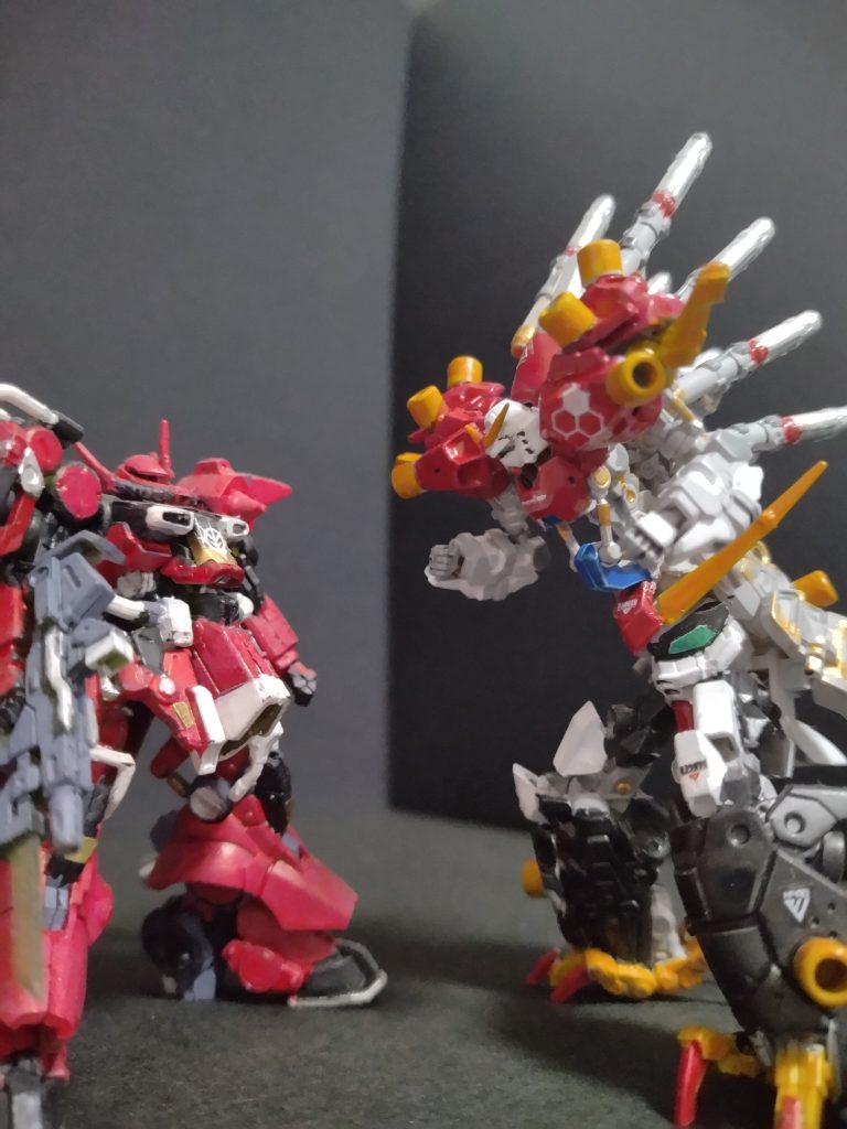 ザクとにらめっこ。全く関係のない両者。