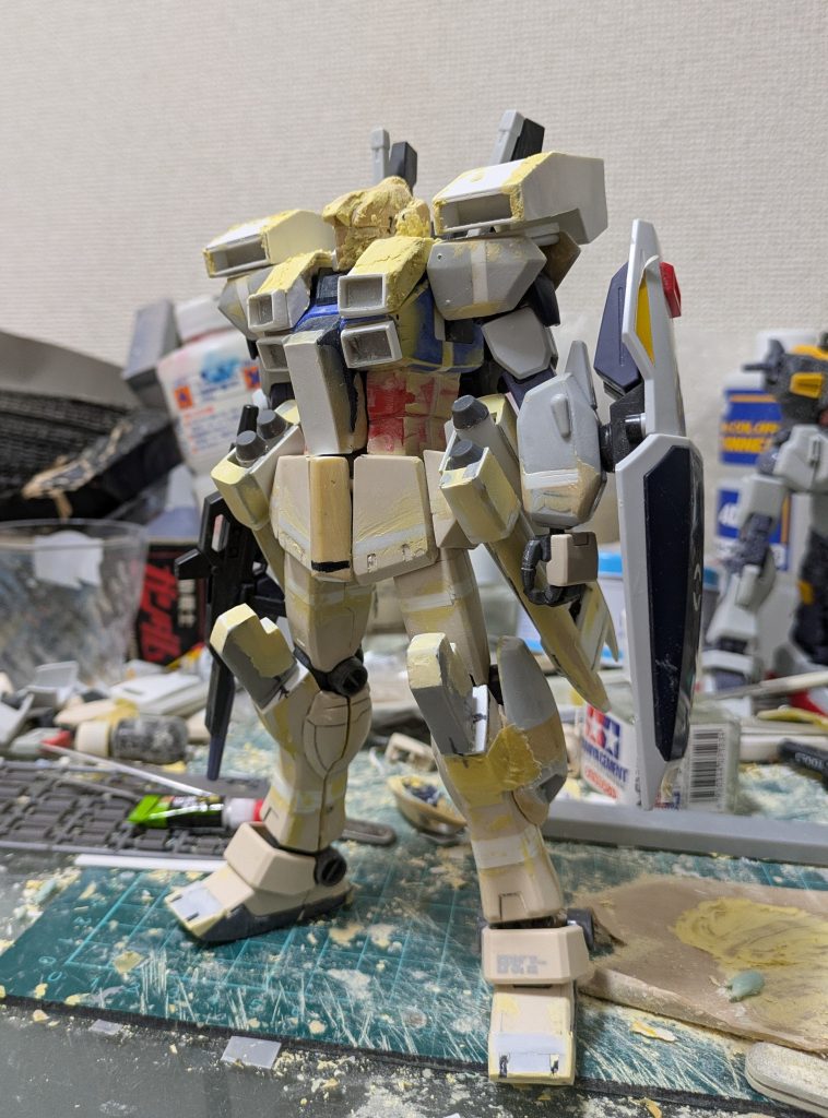 脚部は定番の延長工作、胸部も前後と上下に延長、左右派幅詰めしてシュッとした感じにしてます。