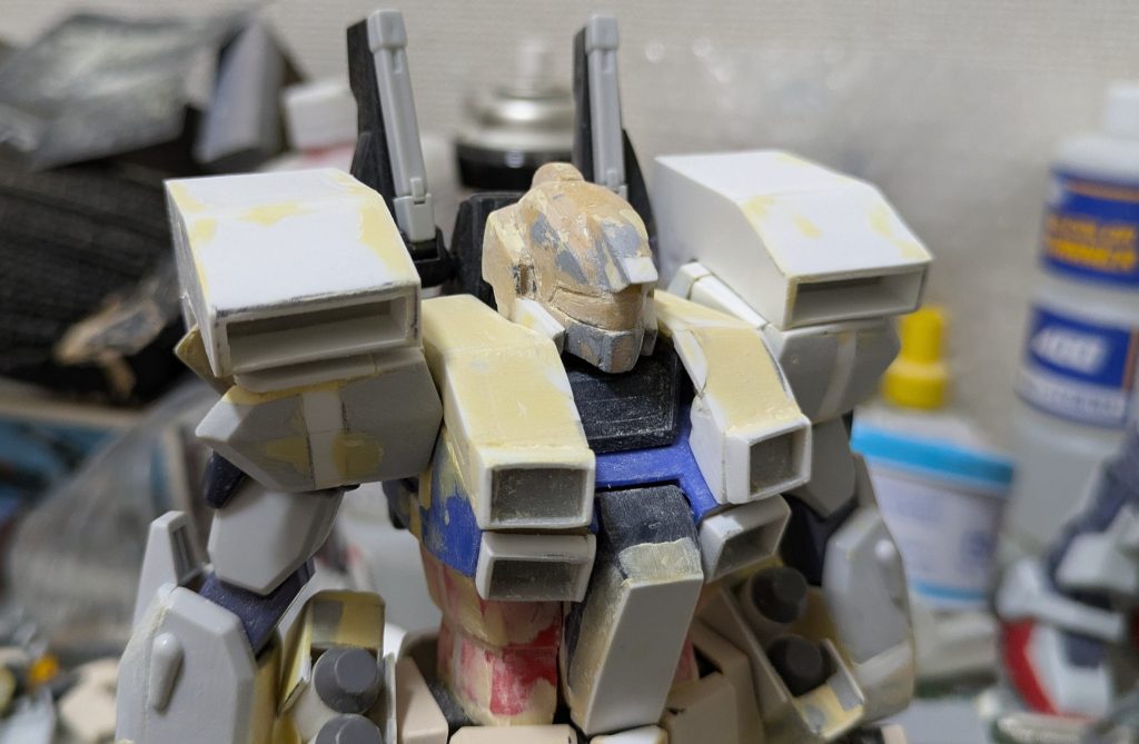 頭部は過去作のジムよりおゆまるで型取りしたエポパテの塊を更に盛ったり削ったりして製作しております