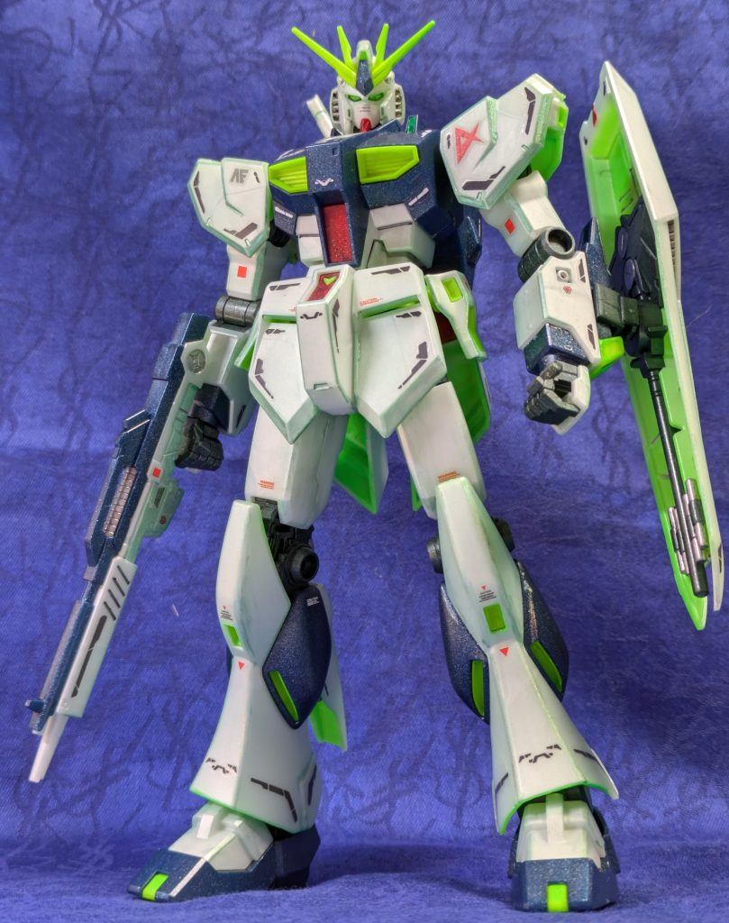 ガンダムマーカーのサイコフレームホログリーンを全身に軽く吹き付けていますが、写真だと分かりませんね。