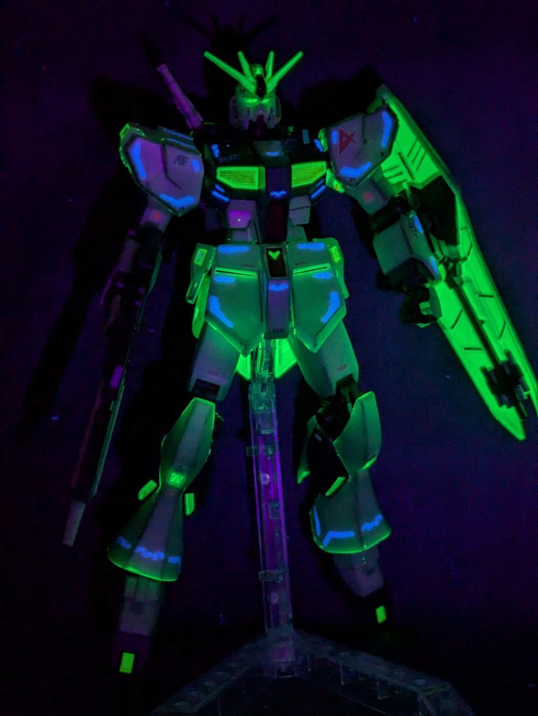 前回掲出のキャリバーンで使ったアシタのデカールを今回も使用してみました。ブラックライトに青く反応しています。