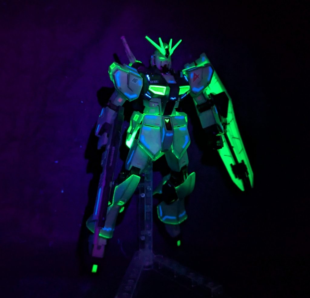 完全に照明を落とした暗闇の中ではこんな感じ。