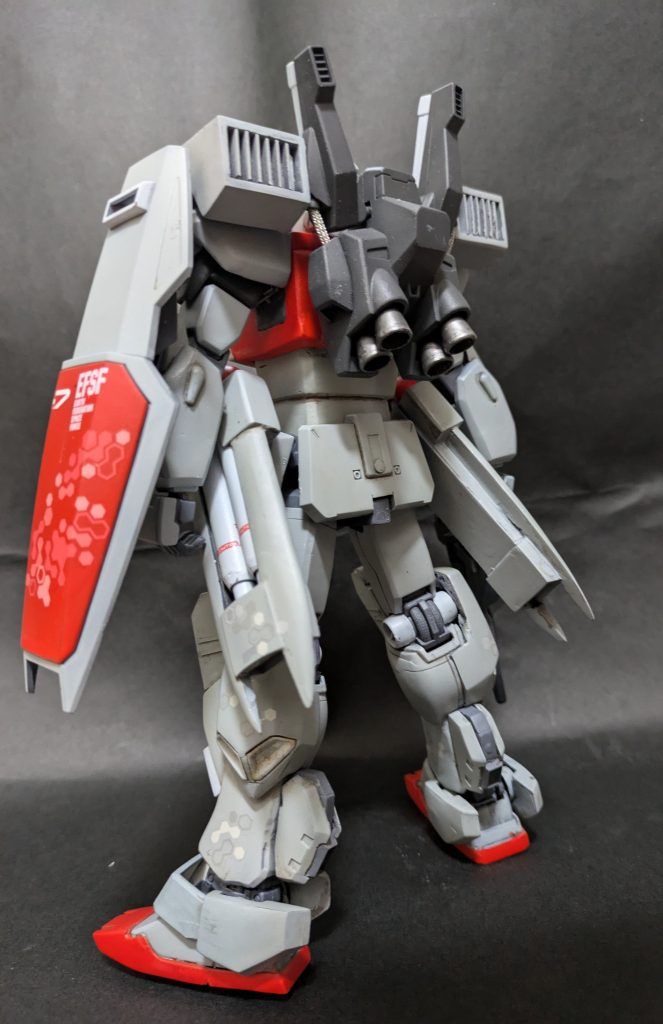 後姿 腰のリアアーマーは陸戦ガンダムのそれをまんま流用してます。