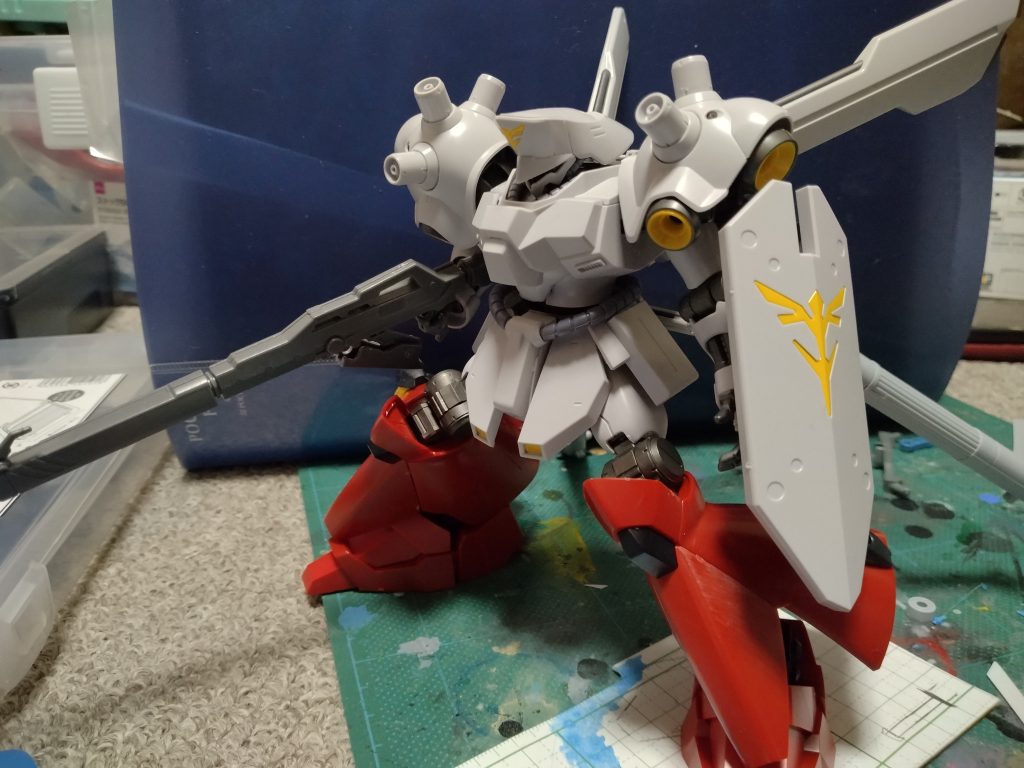 構想は9月から足が気に入らないためサザビーへ変更。同時代のキット（サイコ・ドーガはギラ・ドーガ流用）なので無改造でつけれた。干渉したので太ももの向きは逆にしてる