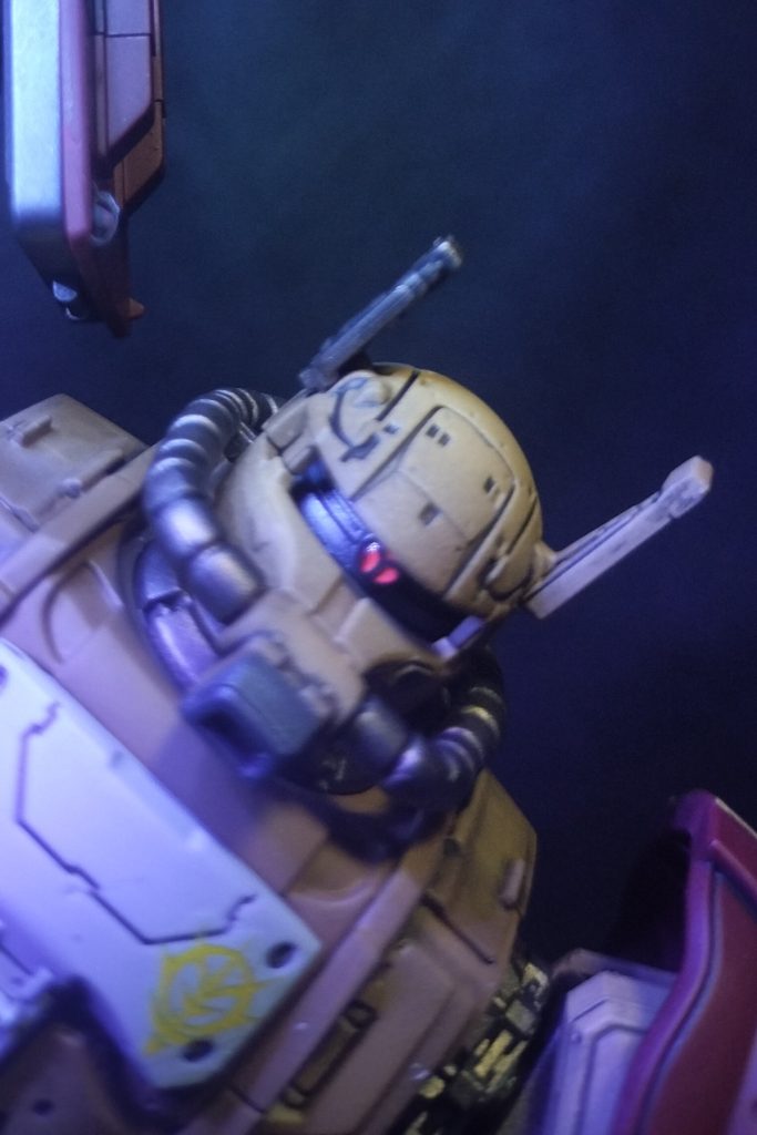 モノアイは蛍光ピンクにレジン。