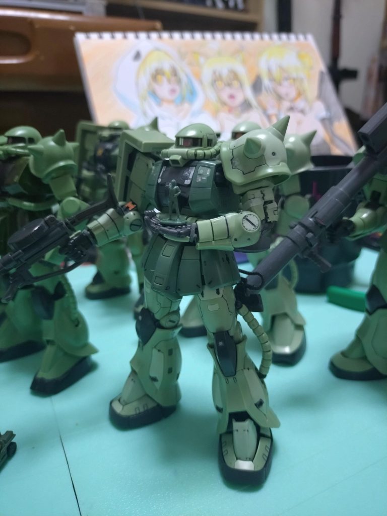 デカール貼る途中ですね。