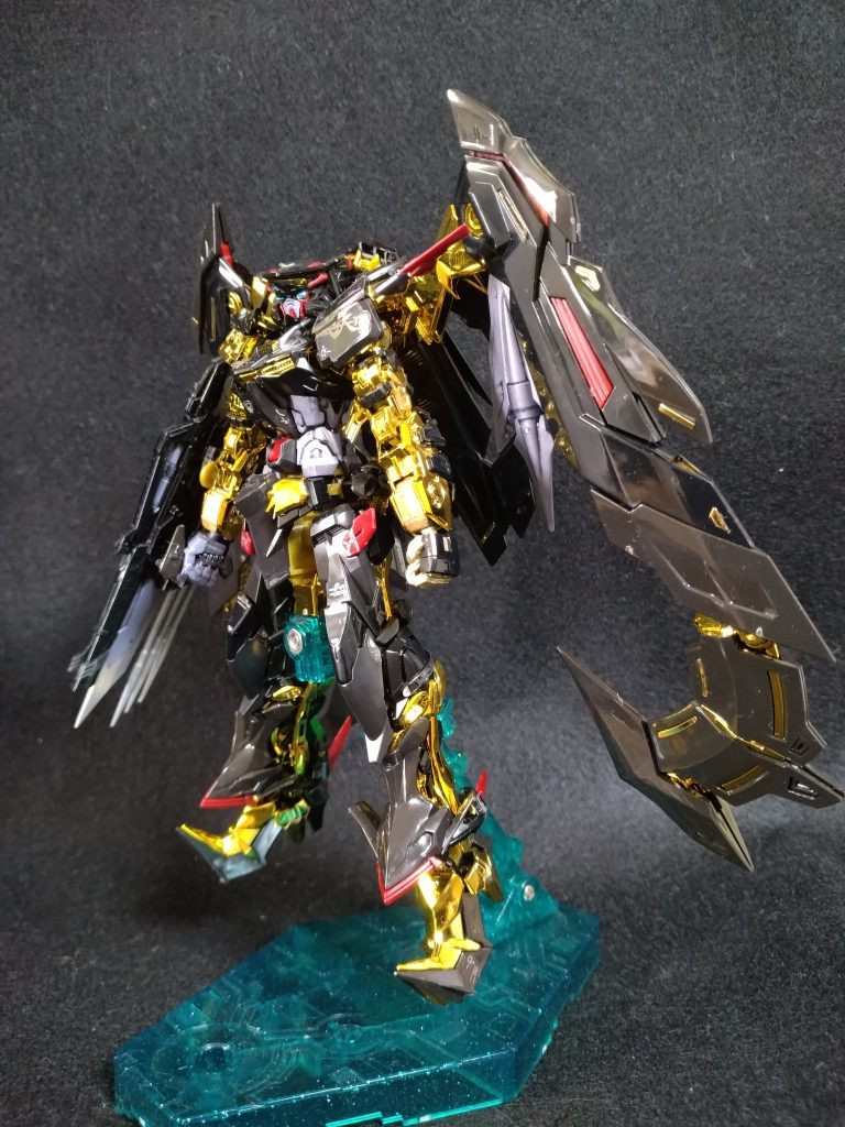 アストレイゴールドフレームとは別物としか言いようのない存在感です。黒い外装に金メッキのフレームが映えます。