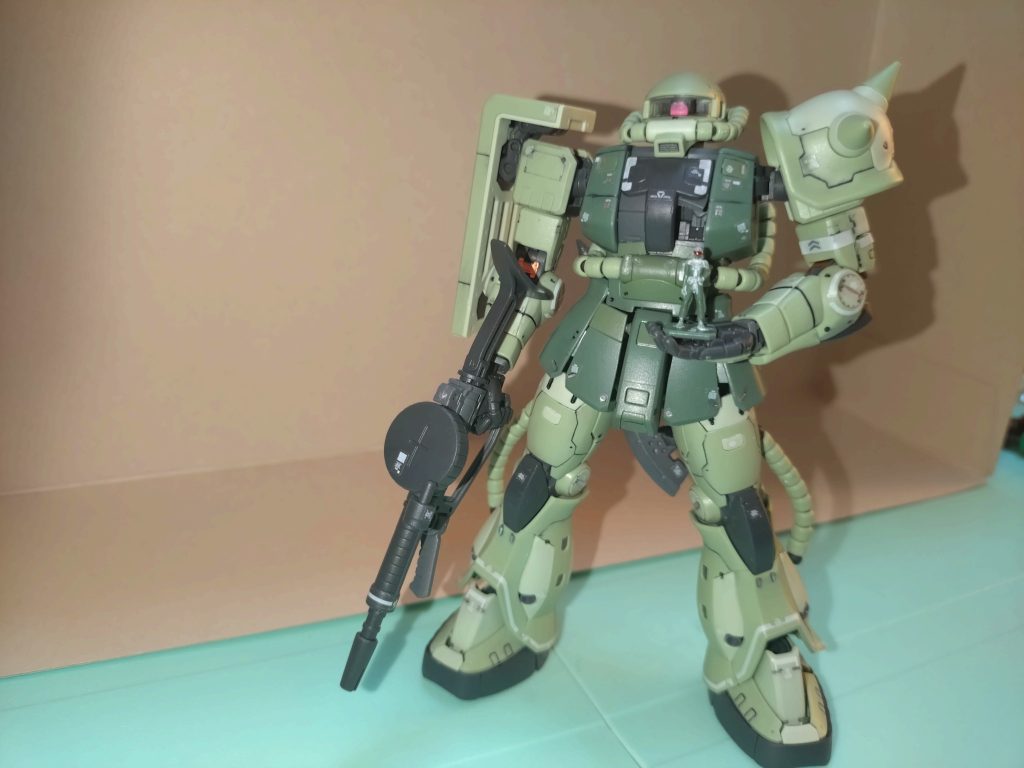 パイロットも軽く塗装しましたが、中々大変でした。膝裏の銅色のデカールは端から剥がれ始めてたのでガンダムマーカーシルバーで塗装。部隊ナンバーはあまり考えつかなかったので貼ってません。階級は適当です。